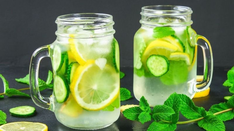 7 Best Detox Waters To Burn Fat & Lose Weight